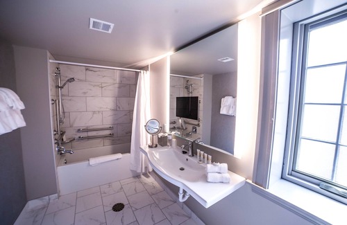 Downtown Hotel | Seven Gables, St. Louis West, a Tribute Portfolio Hotel