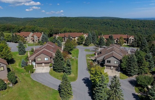Seven Springs Condo | Seven Springs Sunridge 2 Bedroom Deluxe Condo - Pet Friendly! by RedAwning - Save 10% on 3 Nights, 15% on 5 Nights!