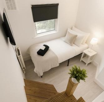 Seven Sisters Bed & Breakfast | Shalom Lux East London