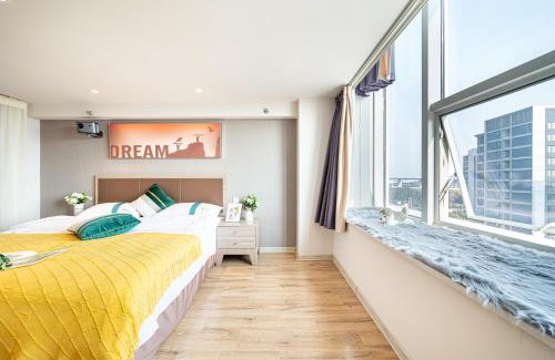 Minhang Apartment | Shanghai Hills & Freshly Home Loft Retreat with 17&2 Line Access near NECC