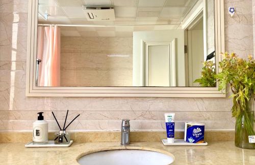 Huaihai Road Commercial Area Apartment | Shanghai Hills & Moment Family house close to The Bund