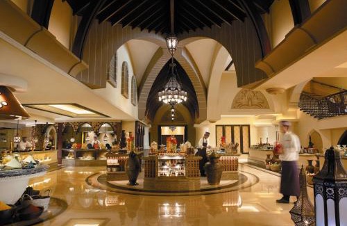 Al Maqta Apartment | Shangri-La Hotel Apartments Qaryat Al Beri