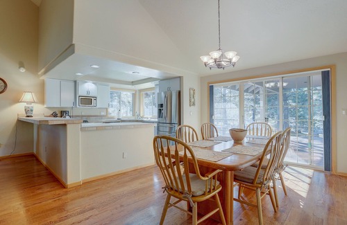 Sunriver House | SHARC Passes, Close to South Entrance, Fireplace, Pet Friendly