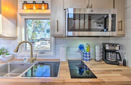 Lone Star Cottage | Shared Dock & Lake Access: Daingerfield Tiny Home