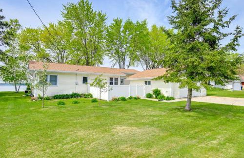 Cecil House | Shawano Lake House with Boat Dock, Kayaks, and Grill!