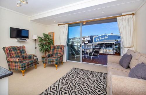 Waterfront Apartment | Sheer Nest