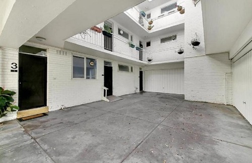 St Kilda Apartment | ShelleyStayz Shakespeare Grove