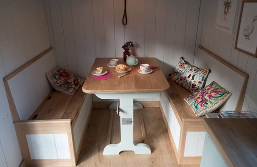 Dundon Cabin | Shepherd's Hut heaven - a cosy retreat with kitchen and bathroom!