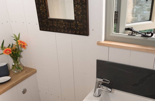 Dundon Cabin | Shepherd's Hut heaven - a cosy retreat with kitchen and bathroom!