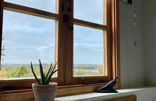 Longdon Cabin | Shepherd's Hut With Wood-Fired Hot Tub And Epic Views Over Rutland Water