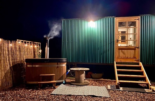 Longdon Cabin | Shepherd's Hut With Wood-Fired Hot Tub And Epic Views Over Rutland Water