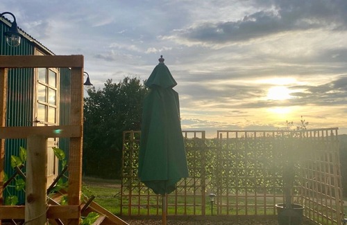 Longdon Cabin | Shepherd's Hut With Wood-Fired Hot Tub And Epic Views Over Rutland Water