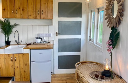 Longdon Cabin | Shepherd's Hut With Wood-Fired Hot Tub And Epic Views Over Rutland Water