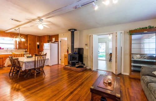 Gordonville House | Sherwood Pines Inn -Spacious 2-bedroom at Texoma sleeps up to 8!