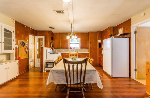 Gordonville House | Sherwood Pines Inn -Spacious 2-bedroom at Texoma sleeps up to 8!