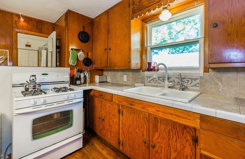 Gordonville House | Sherwood Pines Inn -Spacious 2-bedroom at Texoma sleeps up to 8!