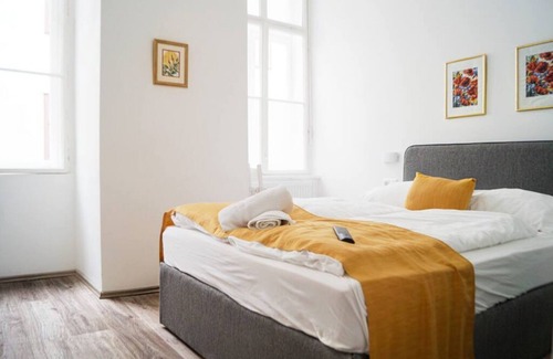 Mariahilf Hotel | Shopping Paradise 9BR Complex Ideal for 22 People