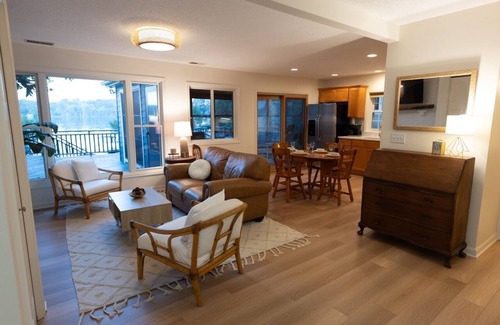 Shoreview House | Shoreview Lakeside Cottage