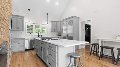 Huntersville House | Shoreway Cove by AvantStay Waterfront Pool Dock