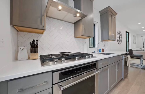 Italian Village House | Short North Convention King Bed Free Parking