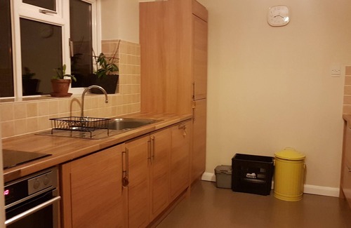 Guildford House | Short or long term, group holiday stays in Guildford. Easy access, free parking