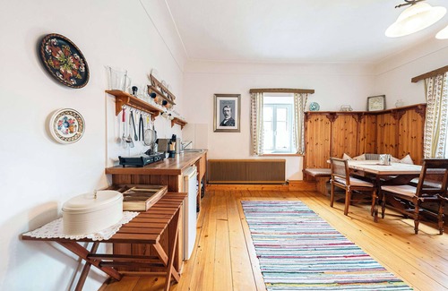 Altaussee Apartment | Sieglgut: Hofmannsthal Suite | Kitchen | Parking