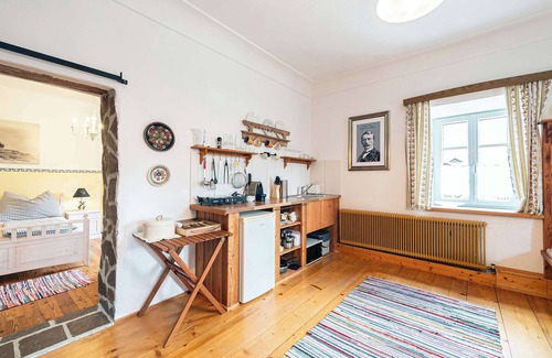 Altaussee Apartment | Sieglgut: Hofmannsthal Suite | Kitchen | Parking