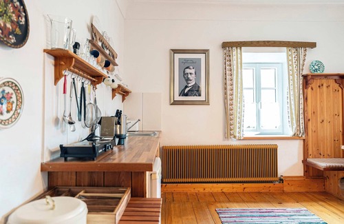 Altaussee Apartment | Sieglgut: Hofmannsthal Suite | Kitchen | Parking