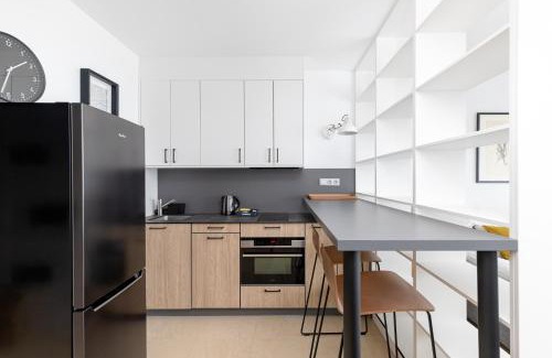 Rakowiec Apartment | Sierpińskiego 1A - Studio with Balcony & Desk - Remote Work by Noclegi Renters