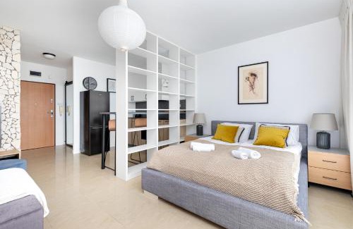 Rakowiec Apartment | Sierpińskiego 1A - Studio with Balcony & Desk - Remote Work by Noclegi Renters