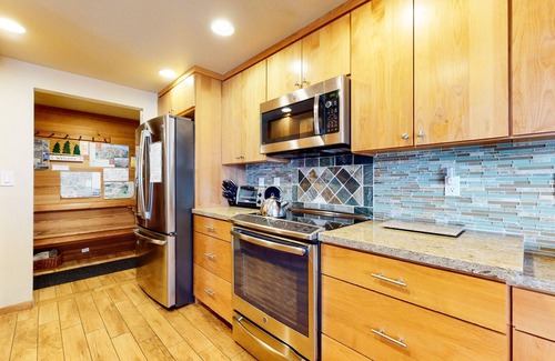 Mammoth Lakes Condo | Sierra Megeve 7 Deluxe Remodeled Condo, Just A Short Walk To Canyon Lodge by RedAwning