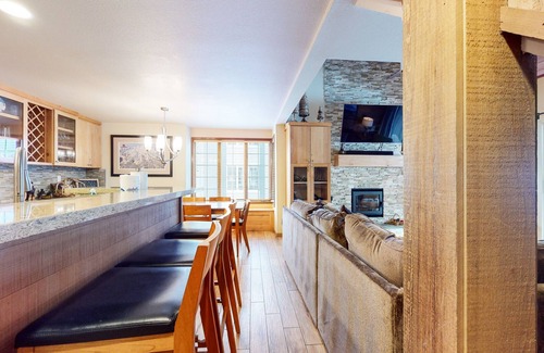 Mammoth Lakes Condo | Sierra Megeve 7 Deluxe Remodeled Condo, Just A Short Walk To Canyon Lodge by RedAwning