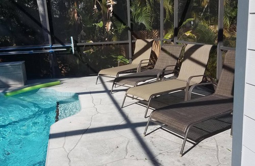 Riverview Estates House | Siesta Key 2B 2 bath with Heated Pool! Sleeps 6 ! Relaxation & Sunshine!