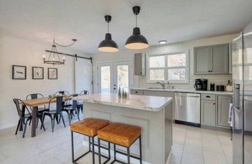 Stanley Cabin | Silox Getaway Hot Tub Movie/Game Room Mtn Views