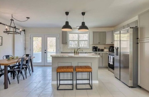 Stanley Cabin | Silox Getaway Hot Tub Movie/Game Room Mtn Views