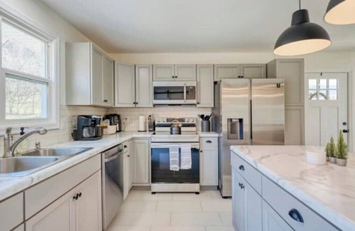 Stanley Cabin | Silox Getaway Hot Tub Movie/Game Room Mtn Views