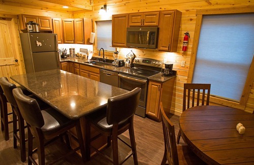 Silver Gate Cabin | Silver Willows Ursa Cabin on 4 Acres by the Creek