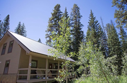 Silver Gate Cabin | Silver Willows Ursa Cabin on 4 Acres by the Creek