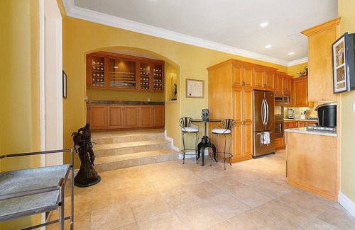 Simi Valley House | Simi Valley - Memorabilia Guest Retreat