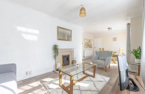 Newcastle-Under-Lyme Apartment | Simple Comforts - 2BR Flat with Free Parking in Newcastle-under-Lyme