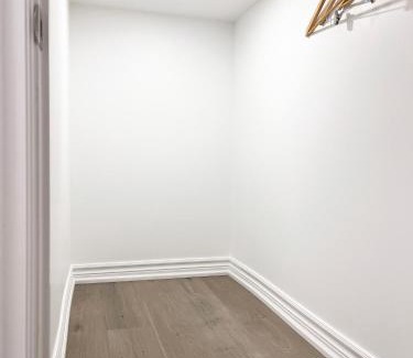 L'Amoreaux House | Simple & Tidy Private Rooms