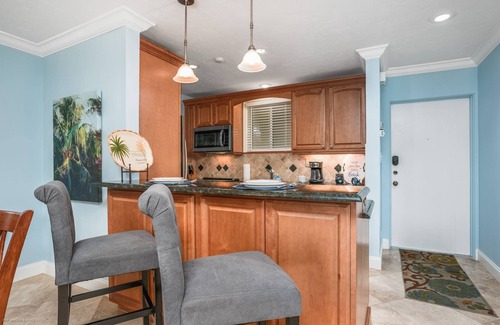 Saint Armands Key Condo | Simply Paradise! Updated Corner Unit Steps to Lido Beach & St. Armand's Circle, Pool, & Spa!