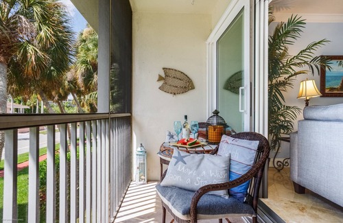 Saint Armands Key Condo | Simply Paradise! Updated Corner Unit Steps to Lido Beach & St. Armand's Circle, Pool, & Spa!