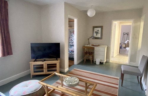 Winterbourne Earls Cottage | Single floor, self-catering Annexe next to main house, with parking.