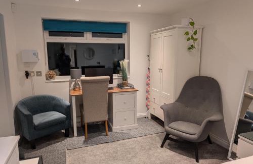 Bobbing Apartment | Sittingbourne 1 bed self-contained annex, with parking