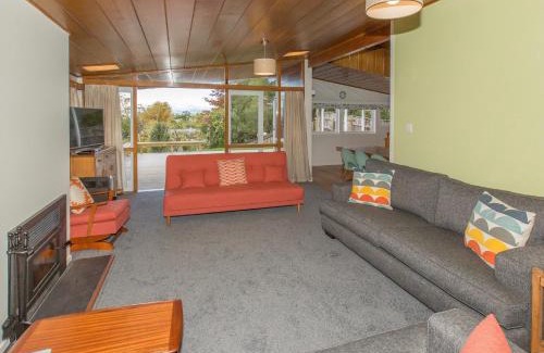 Kuratau Apartment | Sixties Cedar Bach - Kuratau Holiday Home