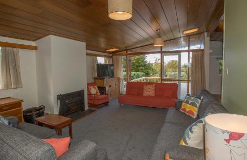Kuratau Apartment | Sixties Cedar Bach - Kuratau Holiday Home
