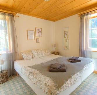 Skalsjo Bed & Breakfast | Skålsjögården Timber Lodge