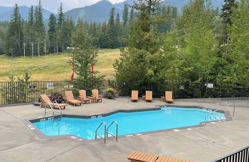 East Kootenay Condo | Ski In/Out. Mountain Side. Dog Friendly