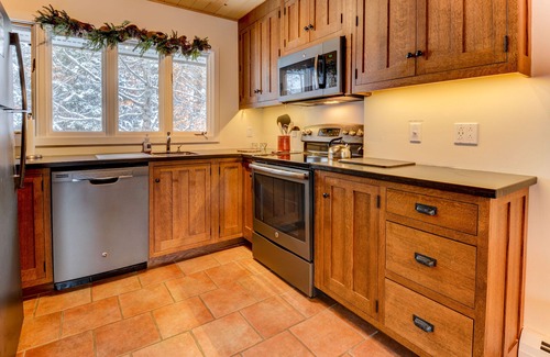 Bretton Woods Condo | SKI IN/SKI OUT, BRETTON WOODS TOWNHOUSE, MOUNTAIN VIEWS!